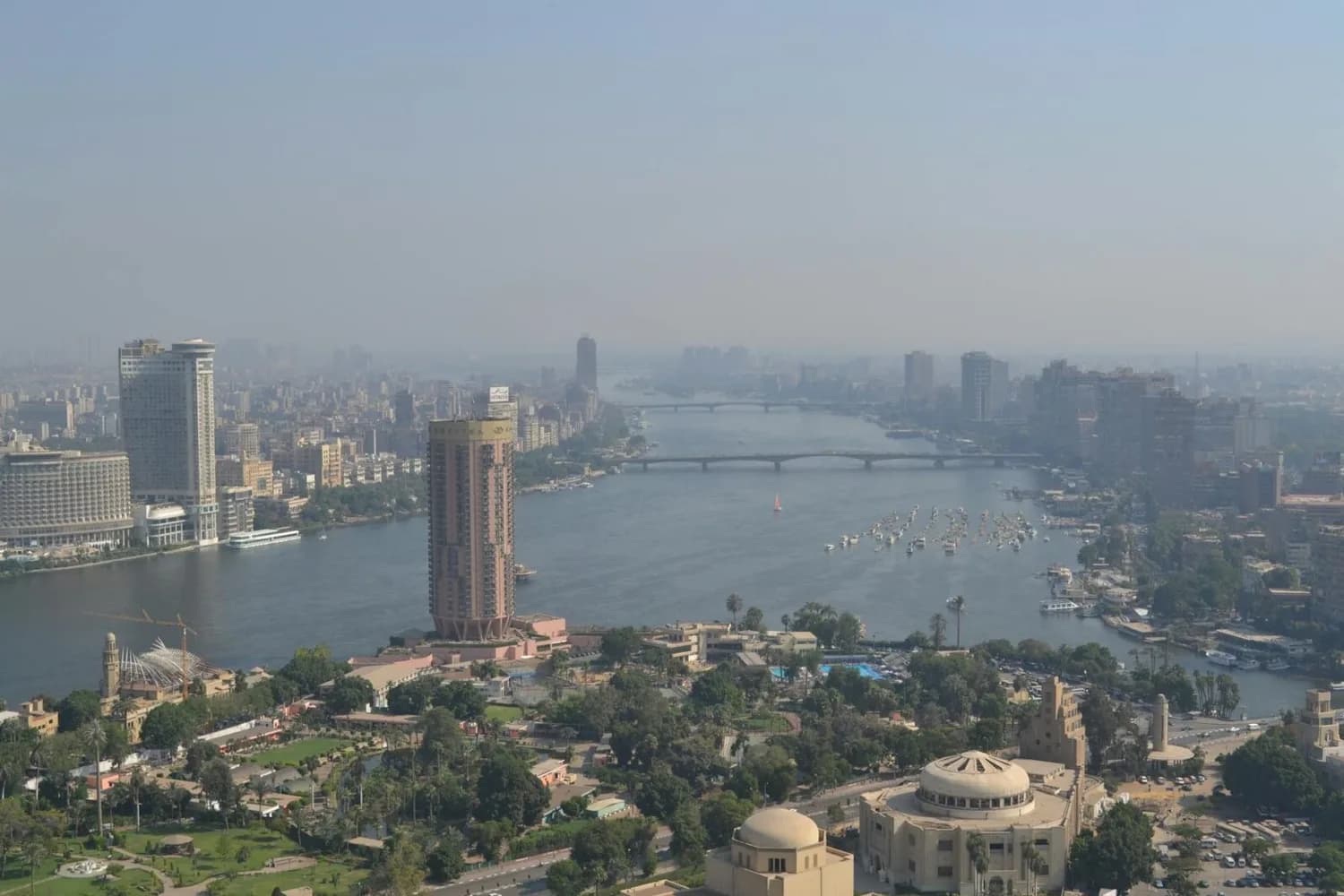 Blick auf Kairo mit Nil, Brücken und Hochhäusern, Flussschiffe und Uferpromenade in Ägypten