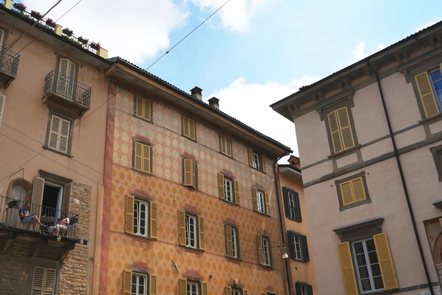 Historische Fassade in Bergamo mit italienischer Architektur, symbolisch für die Region rund um den Flughafen BGY