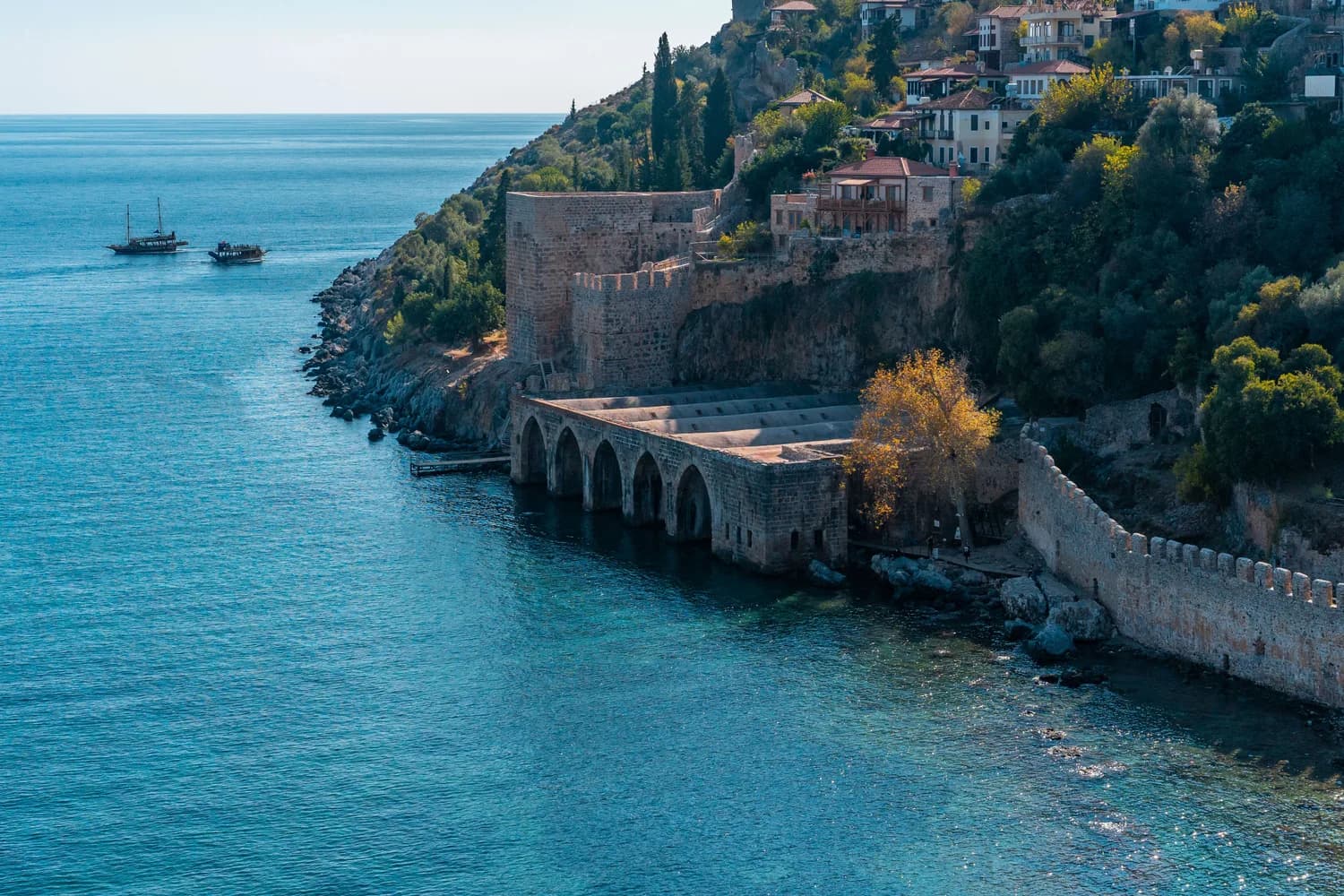 Küstenlandschaft mit historischer Festung bei Antalya an der türkischen Riviera