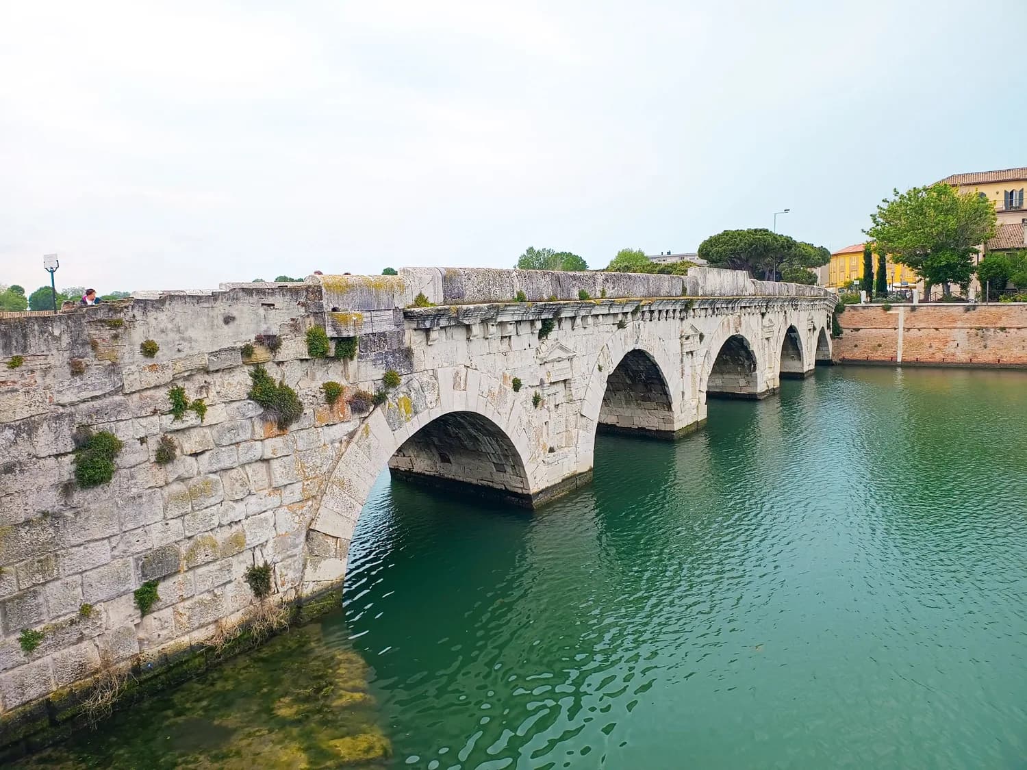 Die antike Tiberius-Brücke (Ponte di Tiberio) in der Altstadt von Rimini