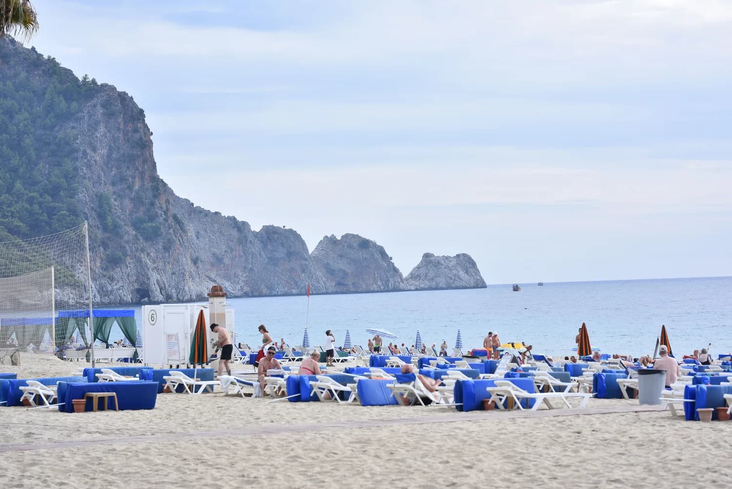 Traumstrand an der türkischen Riviera bei Antalya mit türkisblauem Meer