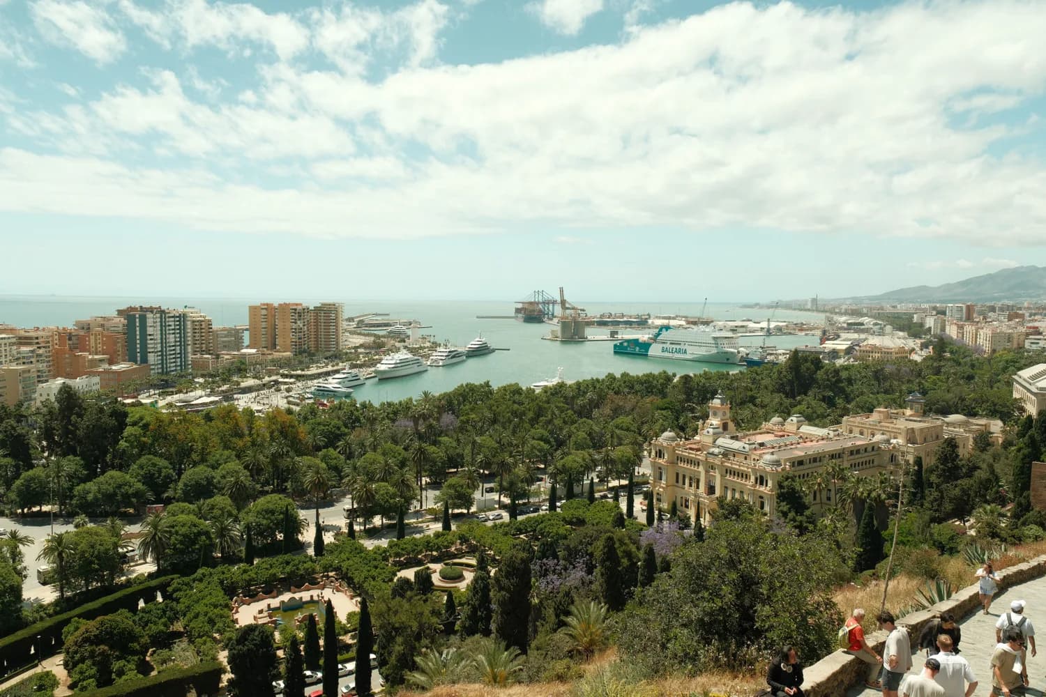 Luftaufnahme Hafen von Málaga mit Yachten, Fährschiff, Parkanlagen und historischer Regierungsgebäude in Andalusien