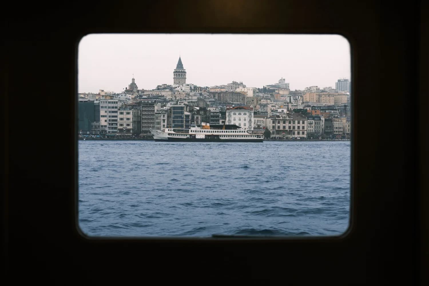 Blick auf die Skyline von Istanbul mit Galataturm und Bosporus-Fähre