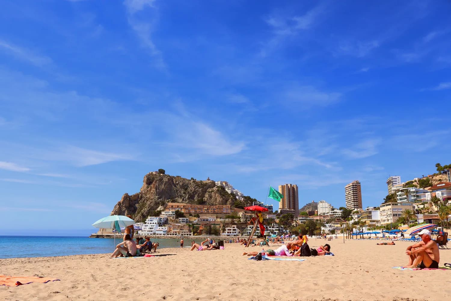 Stadtstrand von Alicante mit Blick auf die Burg Santa Bárbara