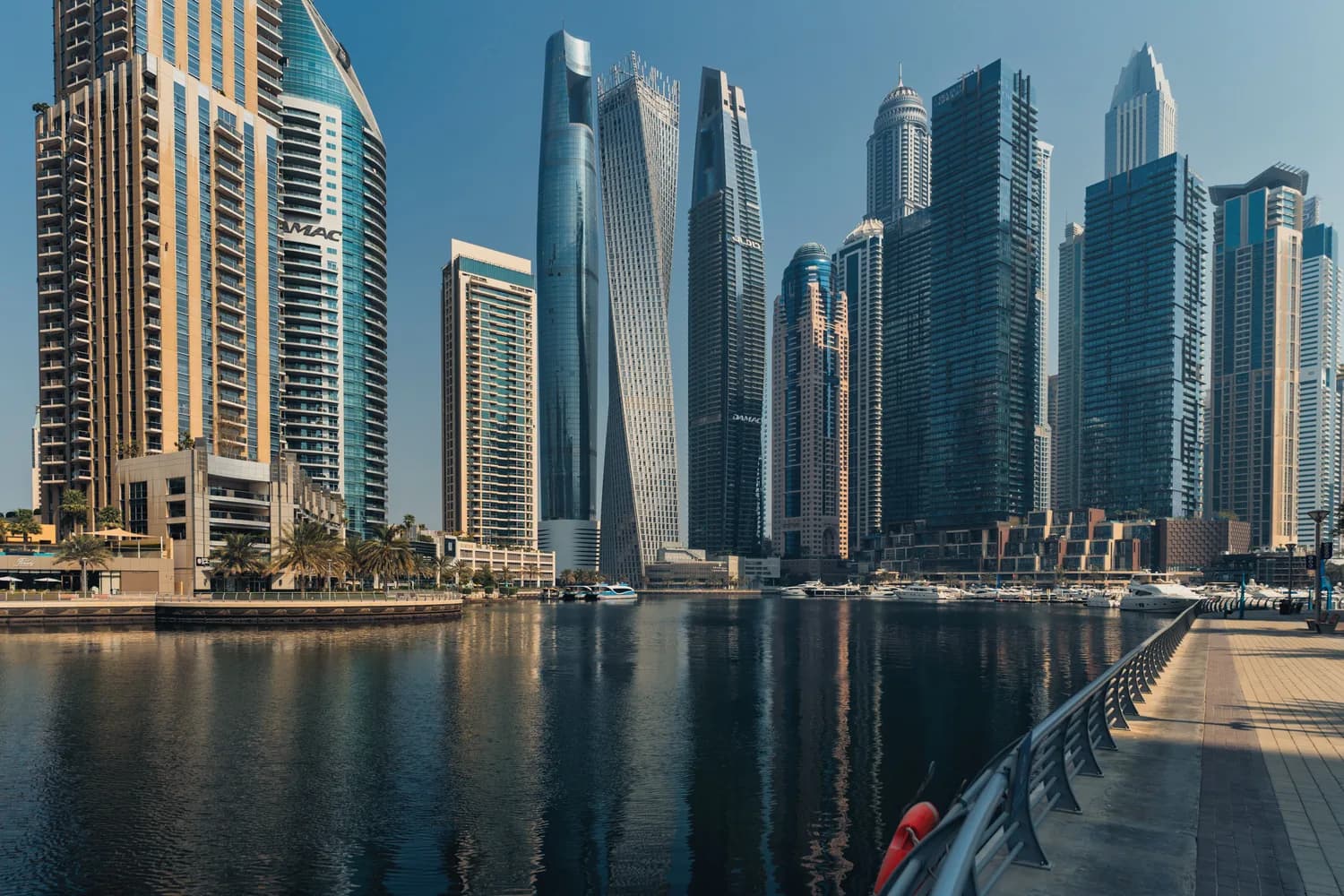 Dubai Marina mit Wolkenkratzern und Spiegelung im Wasser bei Abendstimmung