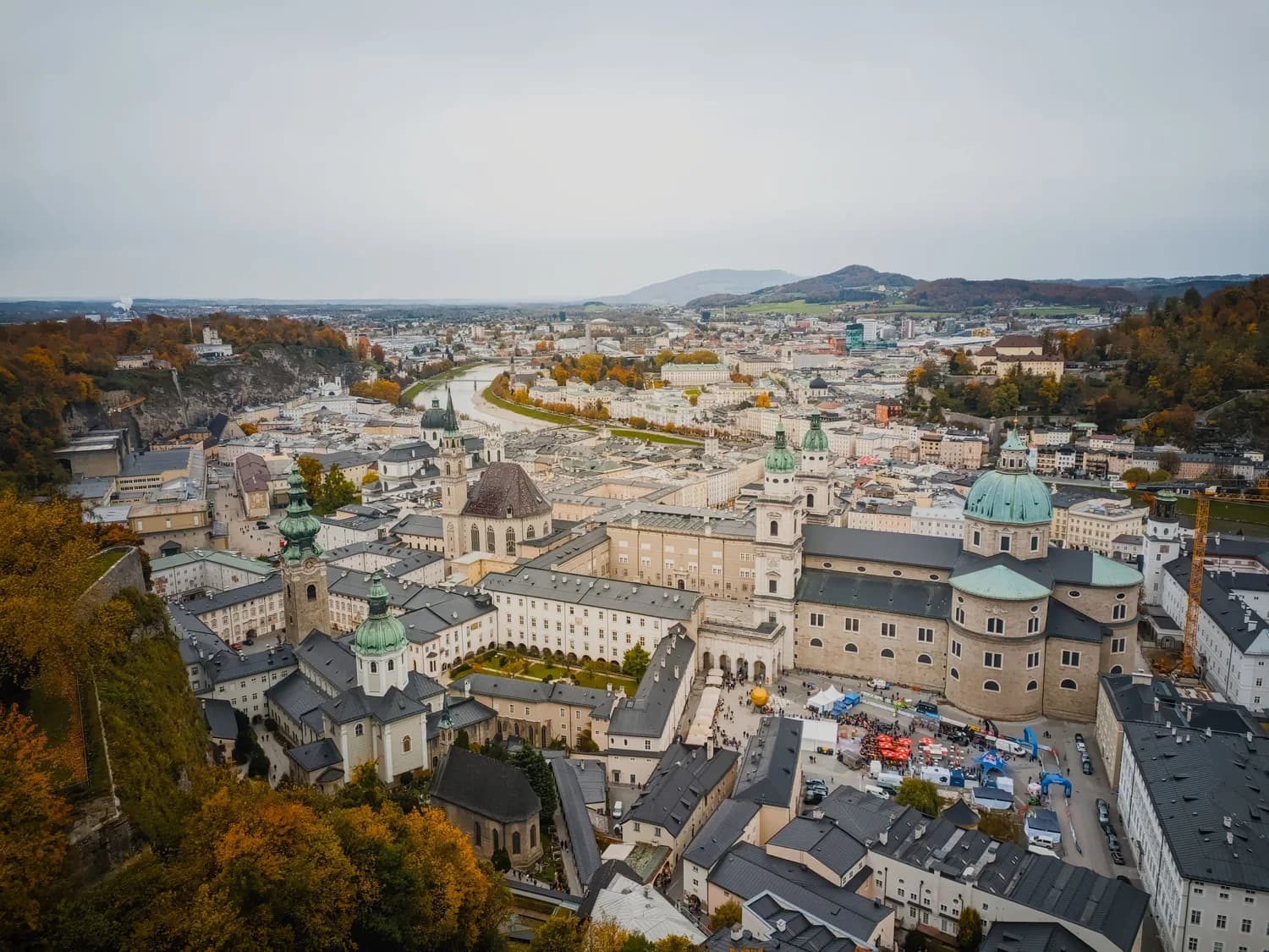 Panorama der Salzburger Altstadt mit Salzach, Domkuppel und Festung Hohensalzburg im Herbst