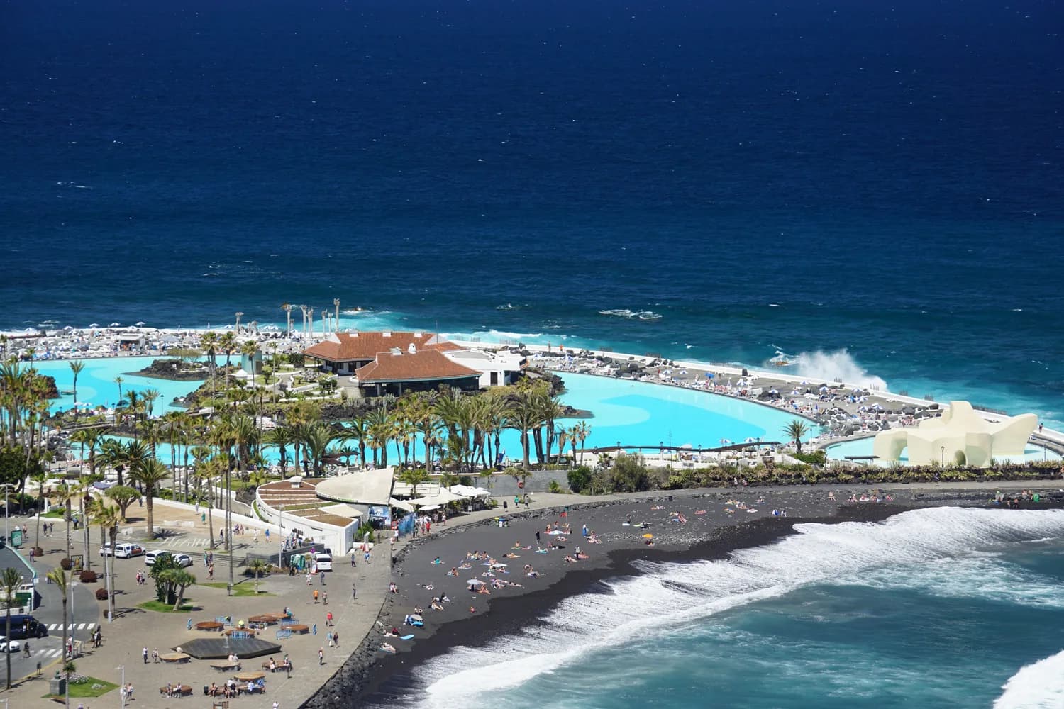 Vulkanische Kuestenlandschaft auf Teneriffa aus der Luft