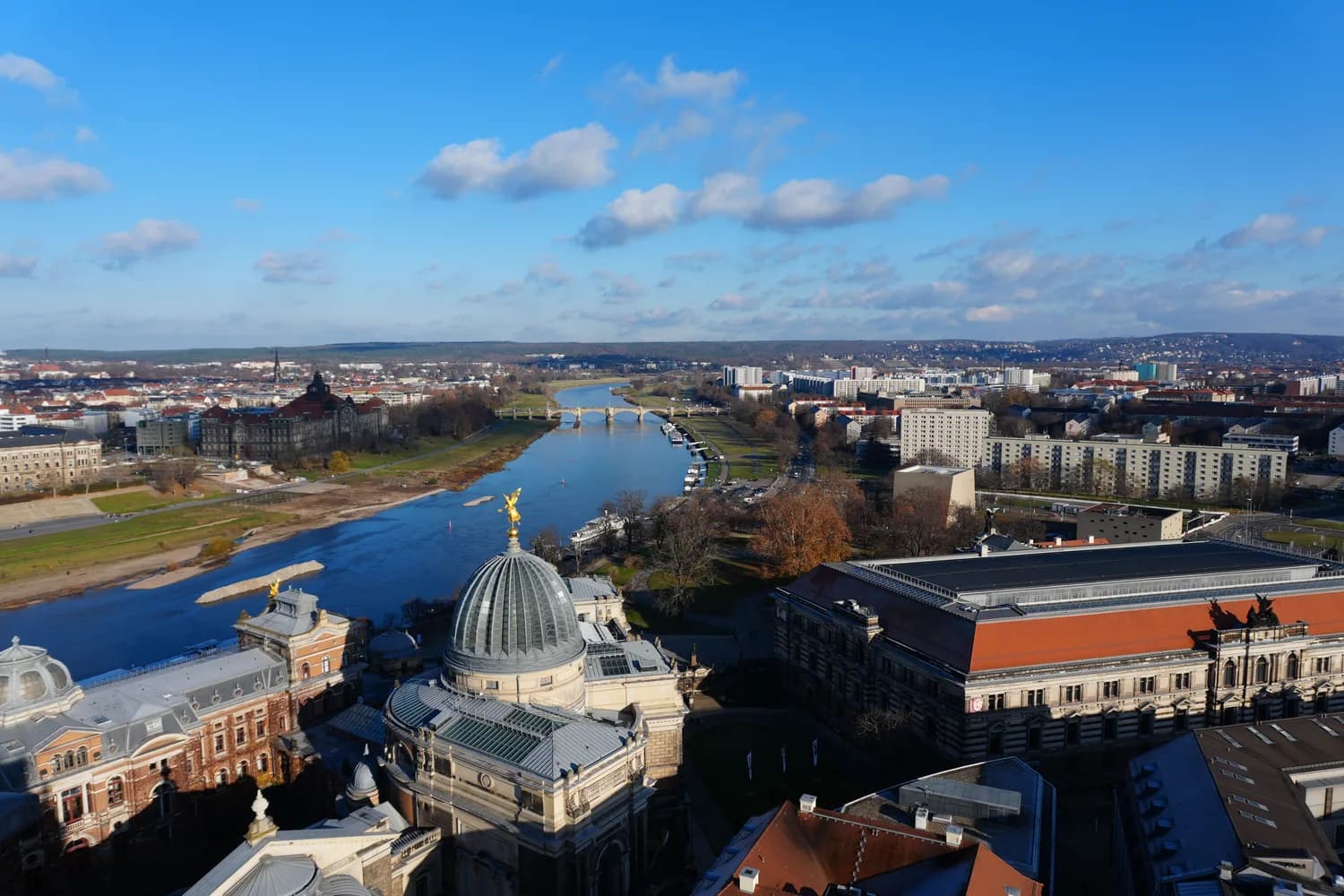 Luftaufnahme der Dresdner Altstadt entlang der Elbe mit historischen Kuppelbauten, Brücke und Flussuferpanorama
