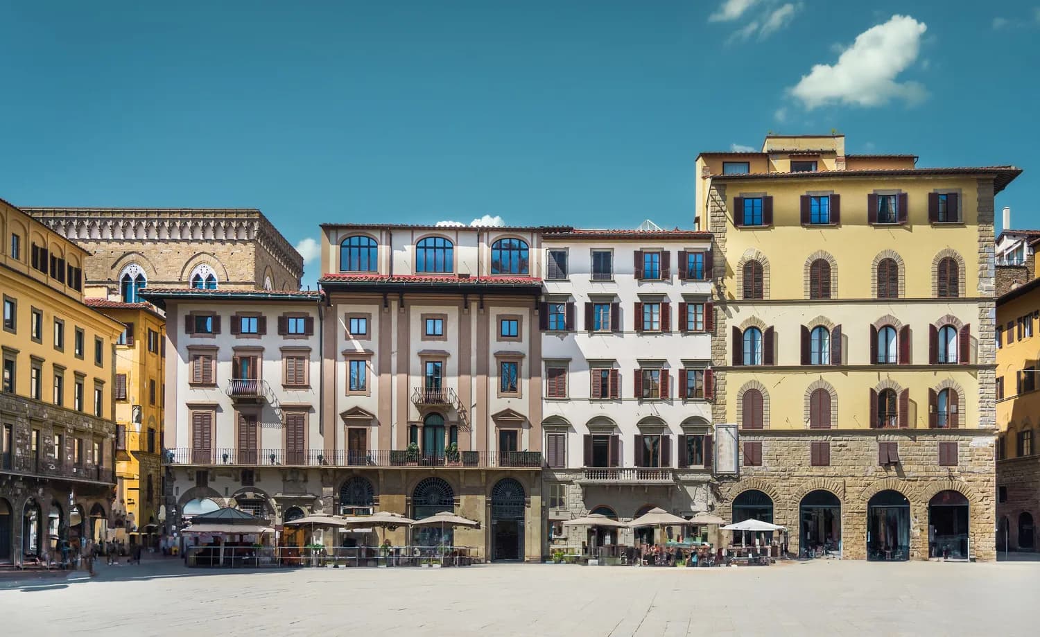 Piazza della Signoria in Florenz mit historischer Fassadenreihe, Cafés und Arkaden in der Altstadt bei klarem Himmel
