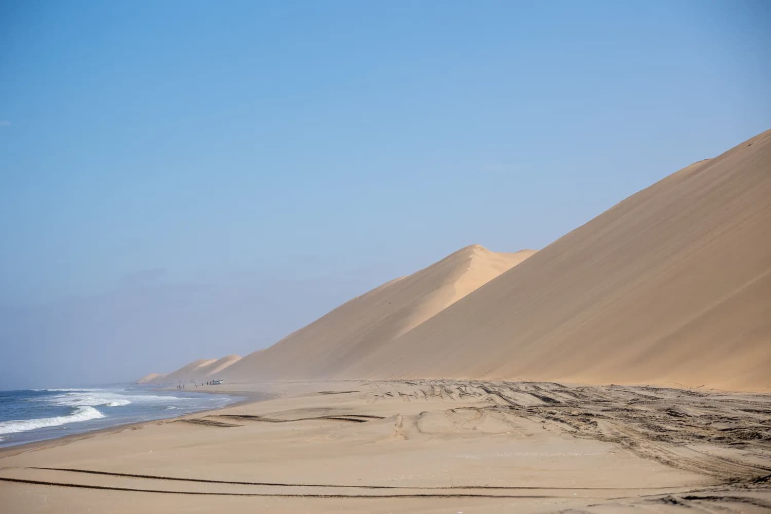 Rote Sanddünen der Namib-Wüste an der namibischen Atlantikküste