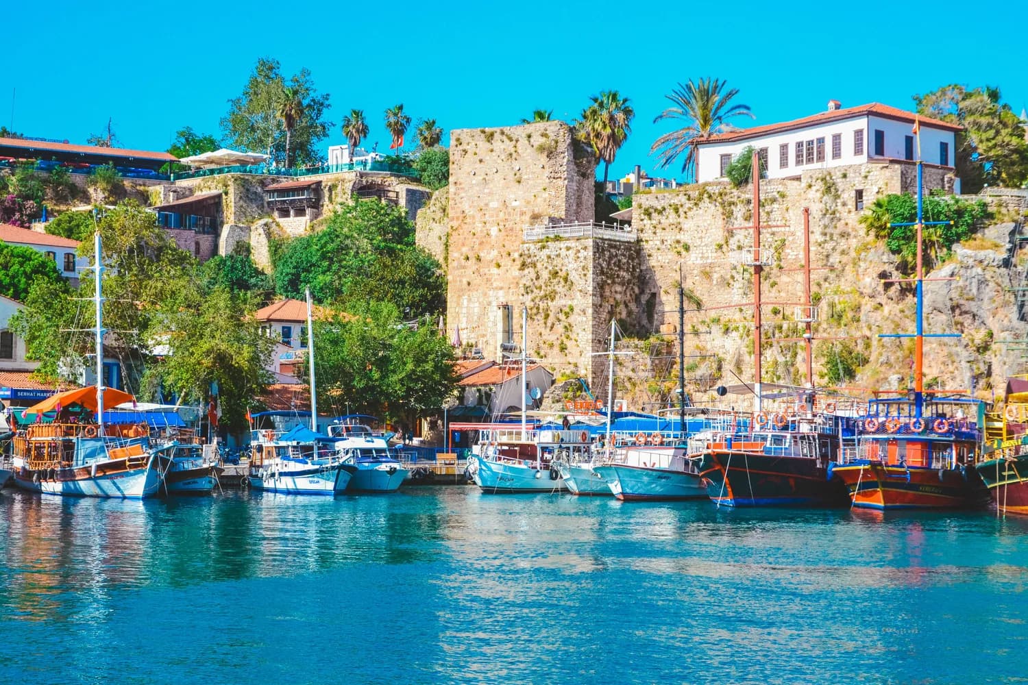 Blick auf den Hafen und die historische Altstadt Kaleiçi von Antalya mit der alten Stadtmauer