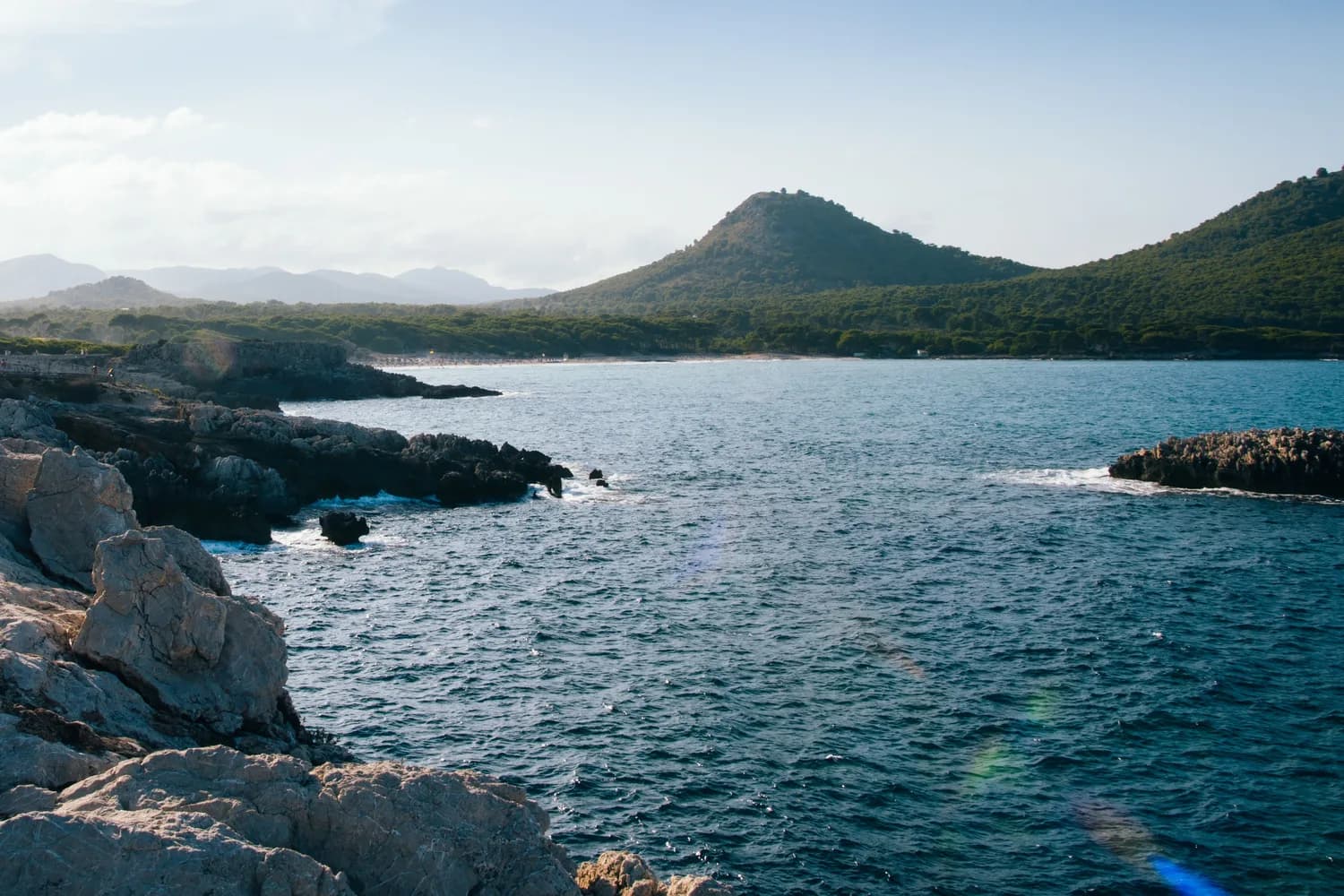 Küstenlandschaft auf Mallorca mit Felsen und türkisem Mittelmeer