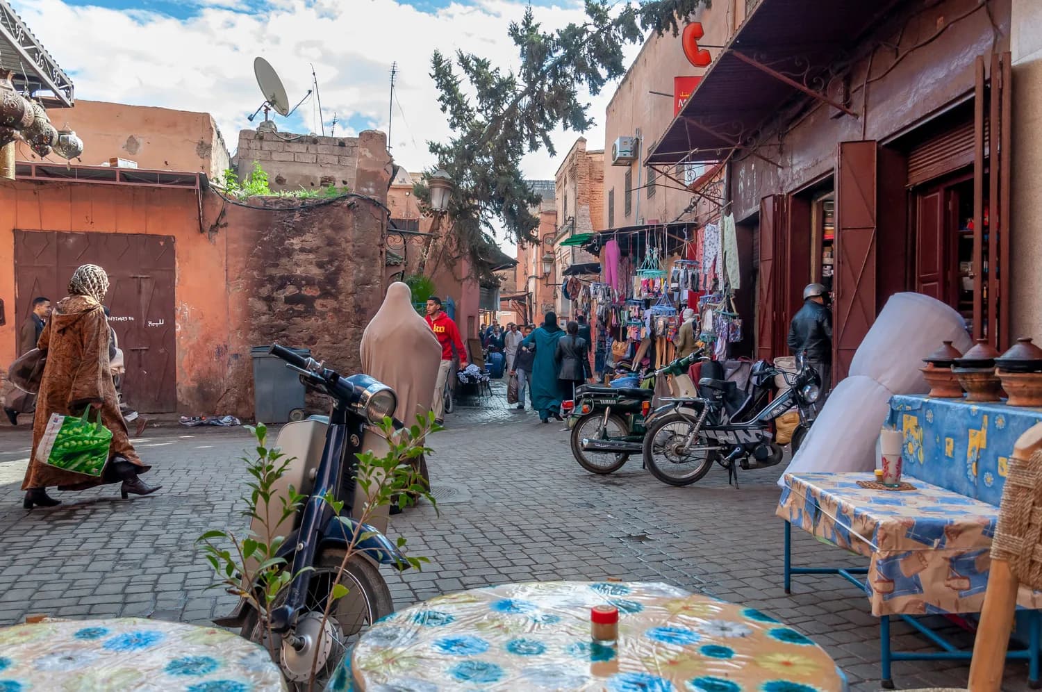Blick in die Medina von Marrakesch mit Marktleben und orientalischer Architektur