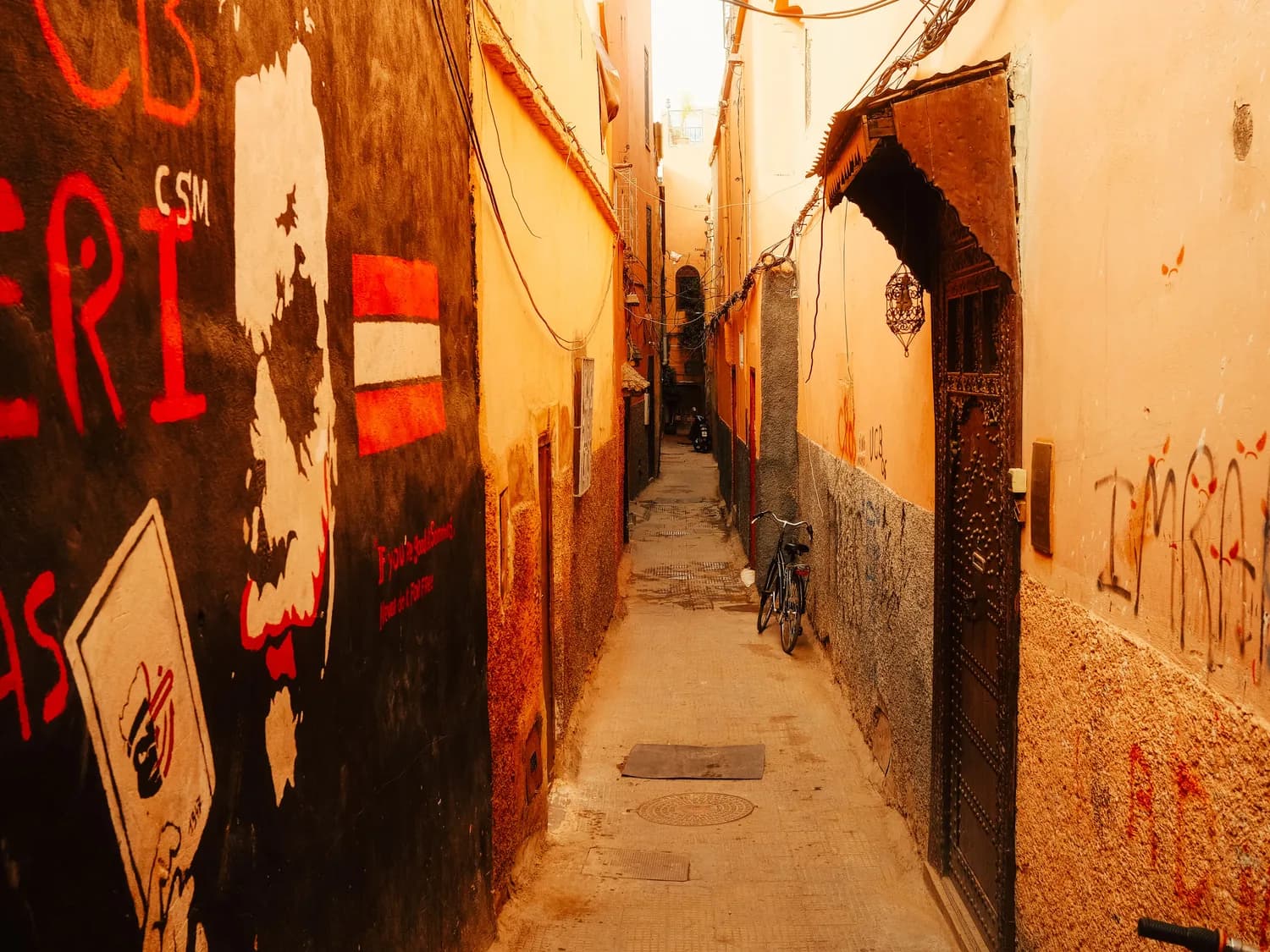 Historische Gasse mit orientalischer Architektur als visuelles Motiv für die neue BRU-Verbindung nach Medina