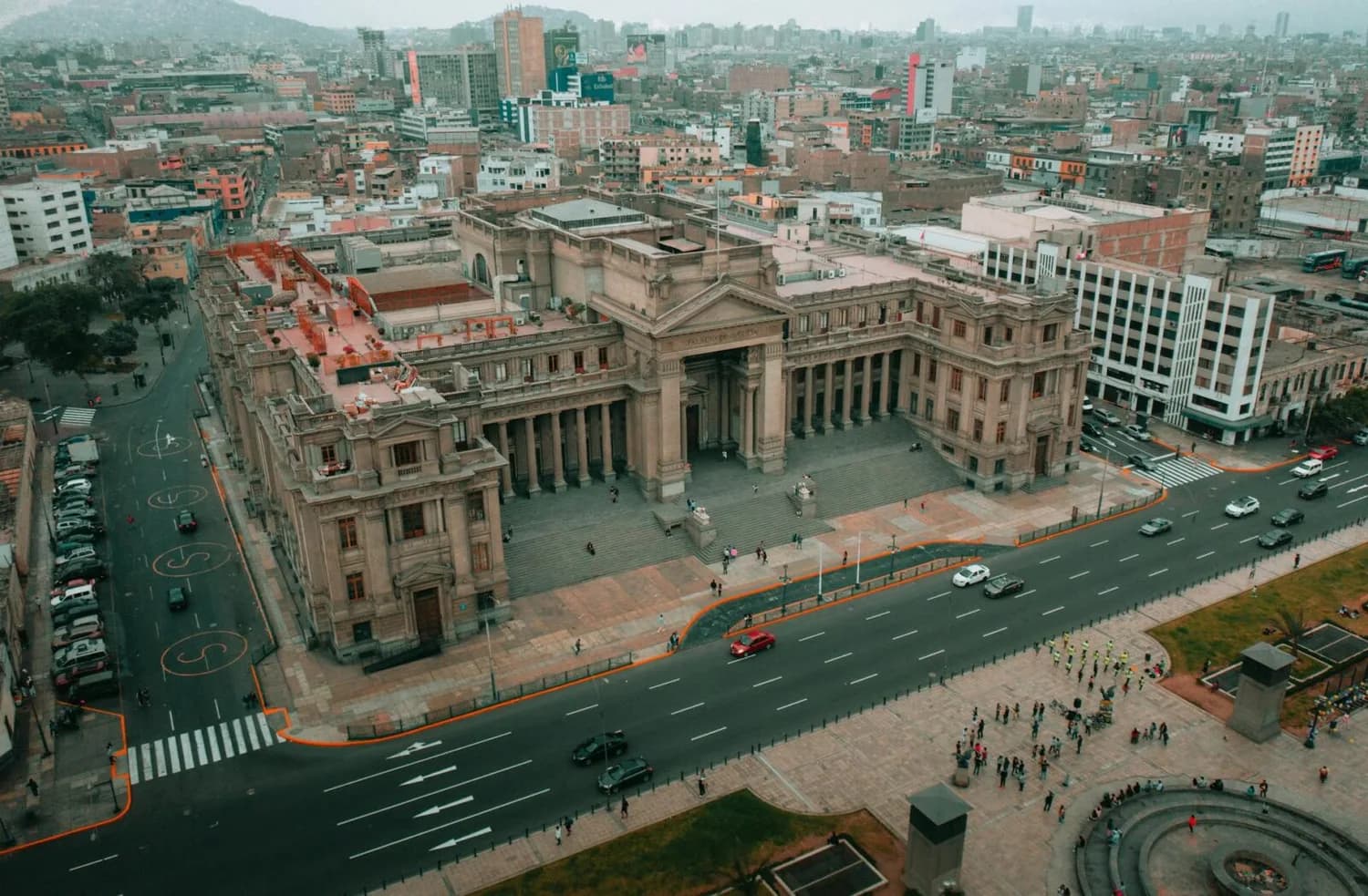 Luftaufnahme des neoklassizistischen Gerichtsgebäudes Palacio de Justicia in Lima mit breiter Treppe, umliegenden Straßen, Verkehr und Stadtpanorama