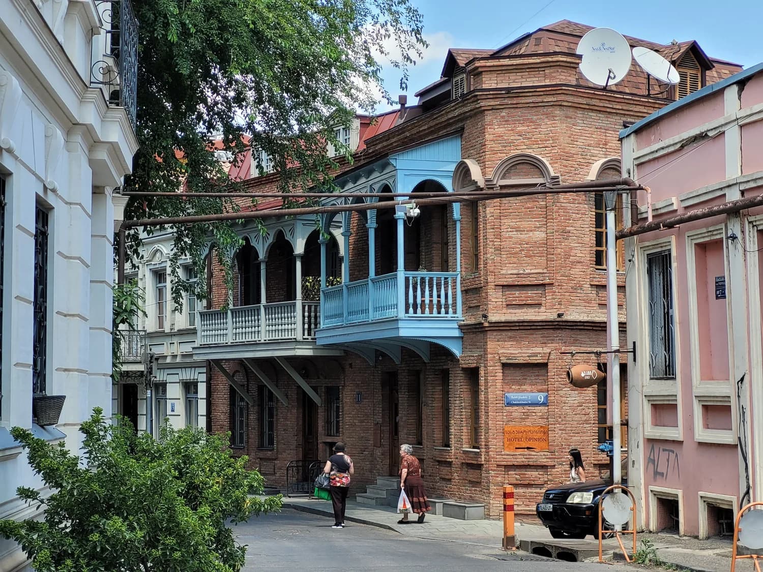 Historische Altstadthäuser mit typischen Holzbalkonen in Tiflis, Georgien