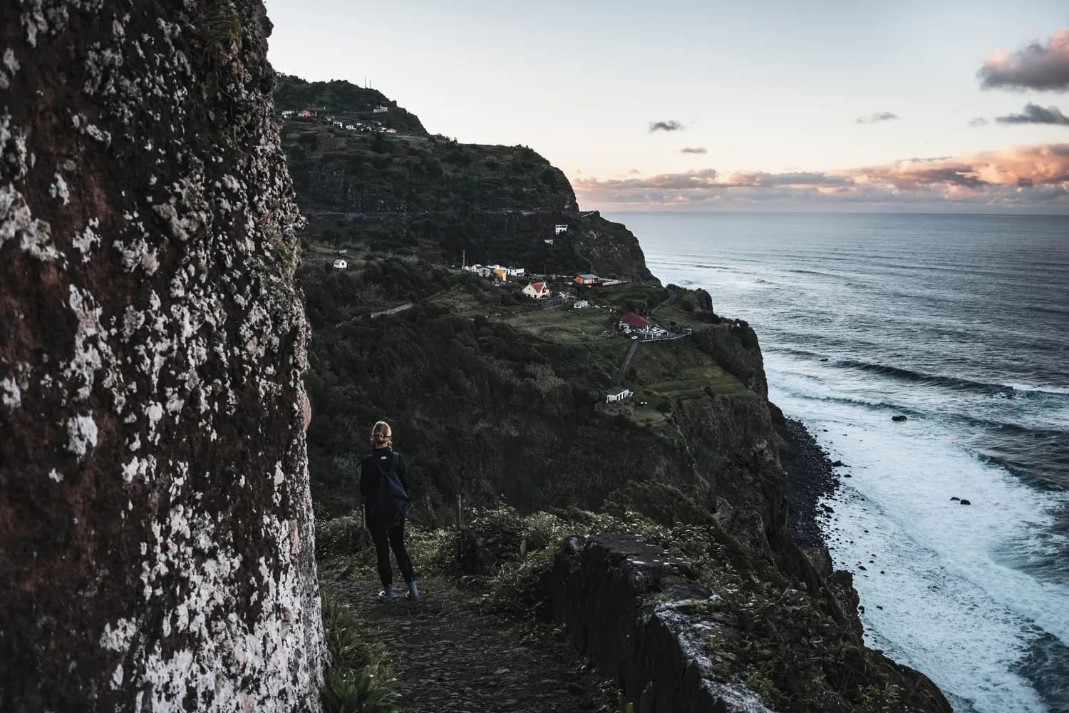 Wanderweg entlang einer Steilküste auf Madeira mit Blick auf Klippen in Abendstimmung