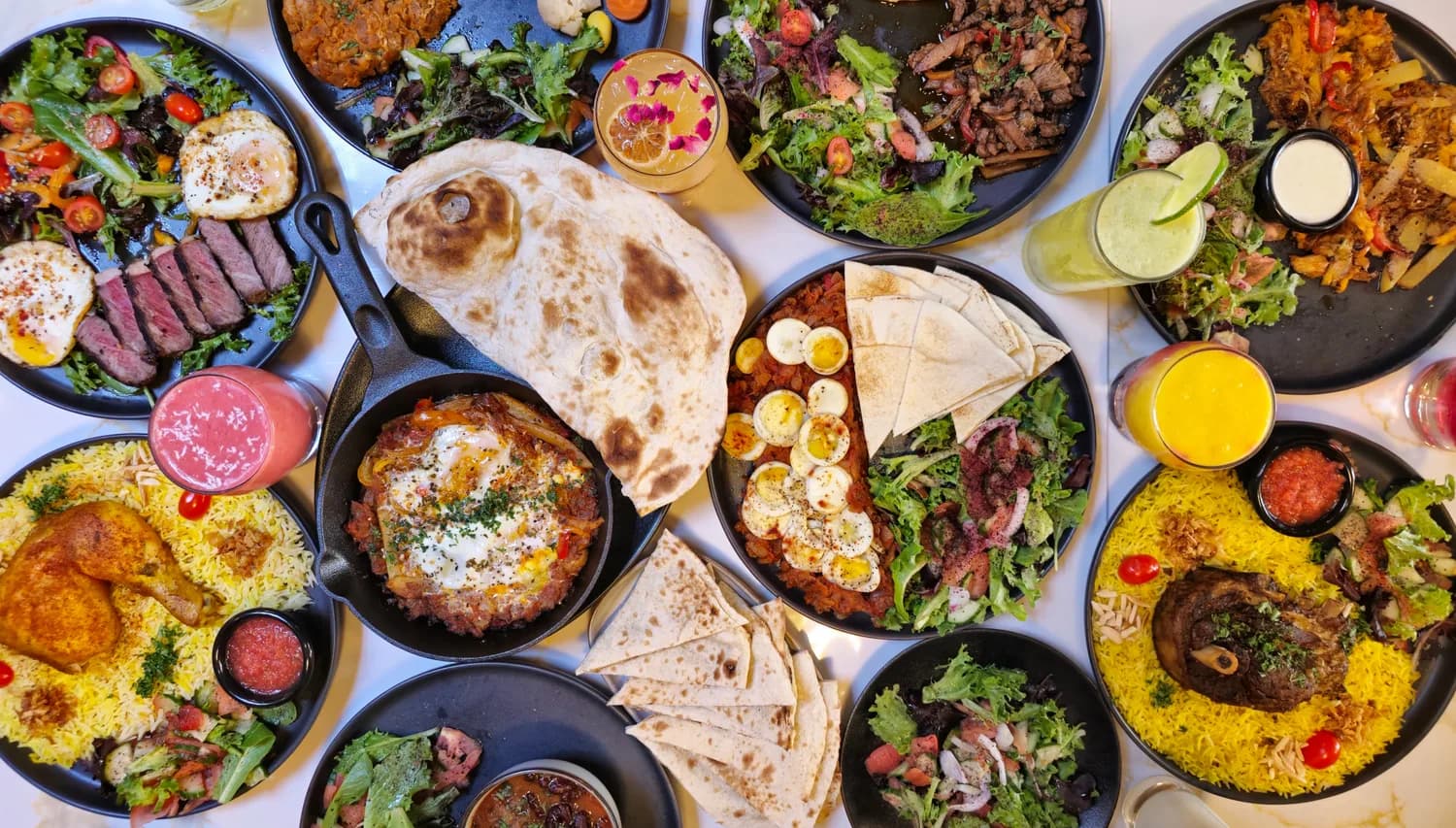 Orientalische Spezialitäten und Streetfood aus Kairo auf einer Tafel angerichtet