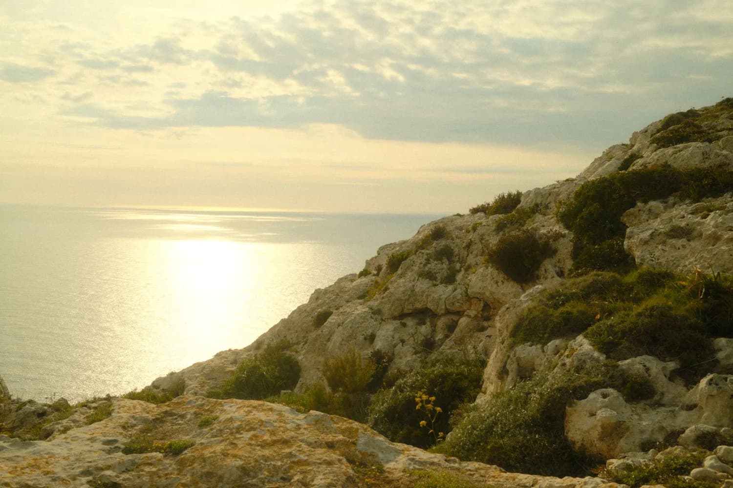 Steilküste am Mittelmeer mit Felsklippen und Sonnenuntergang