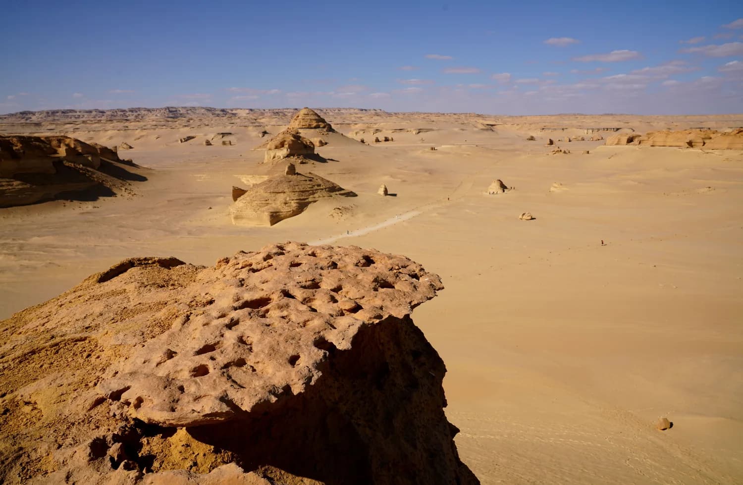 Felsformationen und weite Wüstenlandschaft bei Quseir, Ägypten mit Sanddünen und blauem Himmel