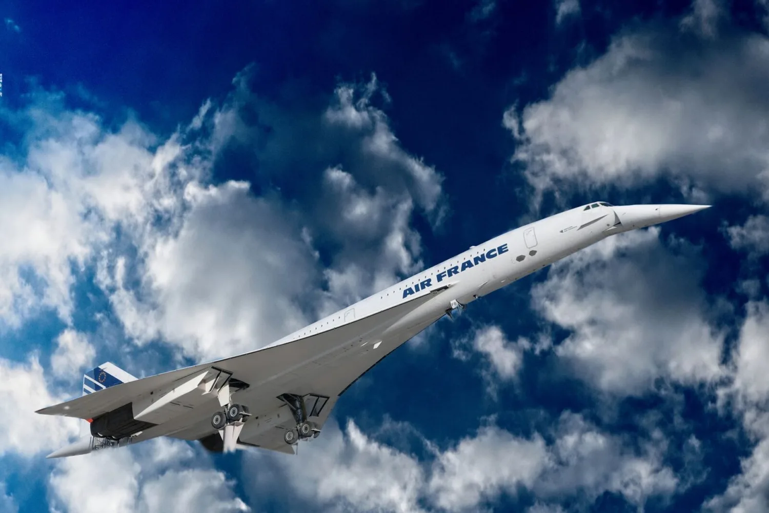 Concorde Überschall-Passagierflugzeug der Air France im Flug vor bewölktem Himmel