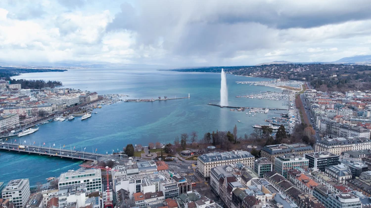 Luftaufnahme von Genf mit Genfersee und der Fontäne Jet d Eau
