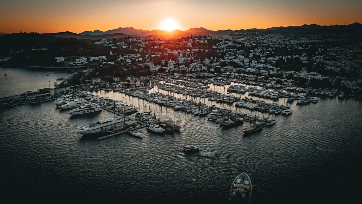 Yachthafen von Bodrum an der türkischen Ägäis im Abendlicht