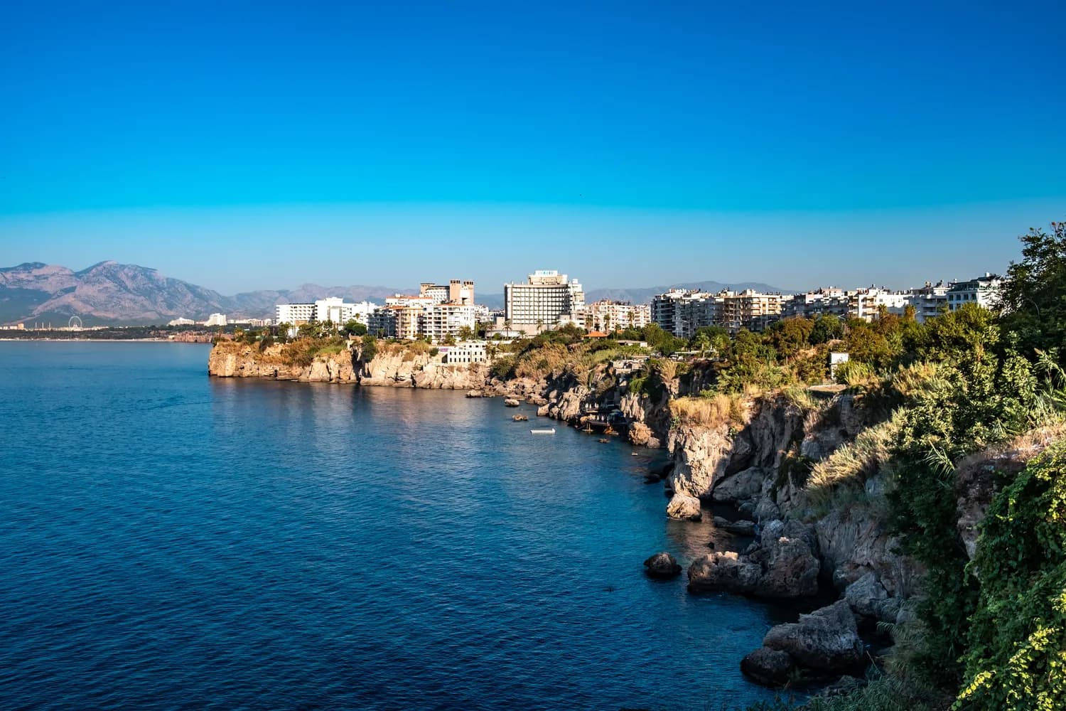 Blick auf die Steilküste und das Stadtbild von Antalya am türkischen Mittelmeer