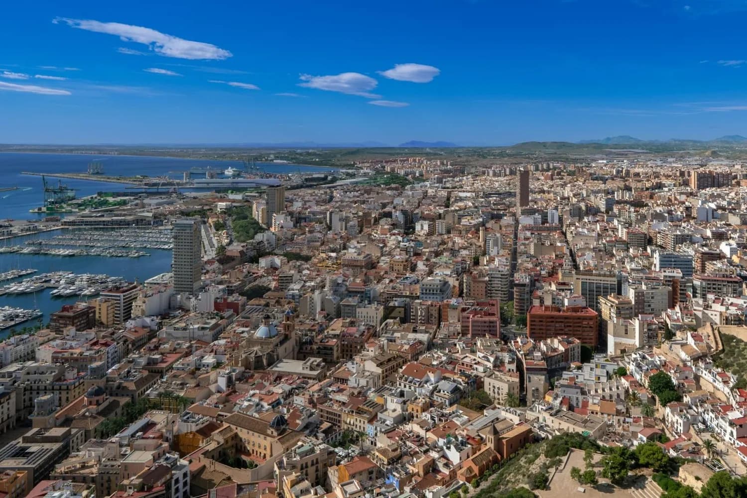 Luftaufnahme von Alicante an der Costa Blanca mit Hafen, Yachthafen und dicht bebauter Altstadt – perfektes Motiv für Familienurlaub am Meer