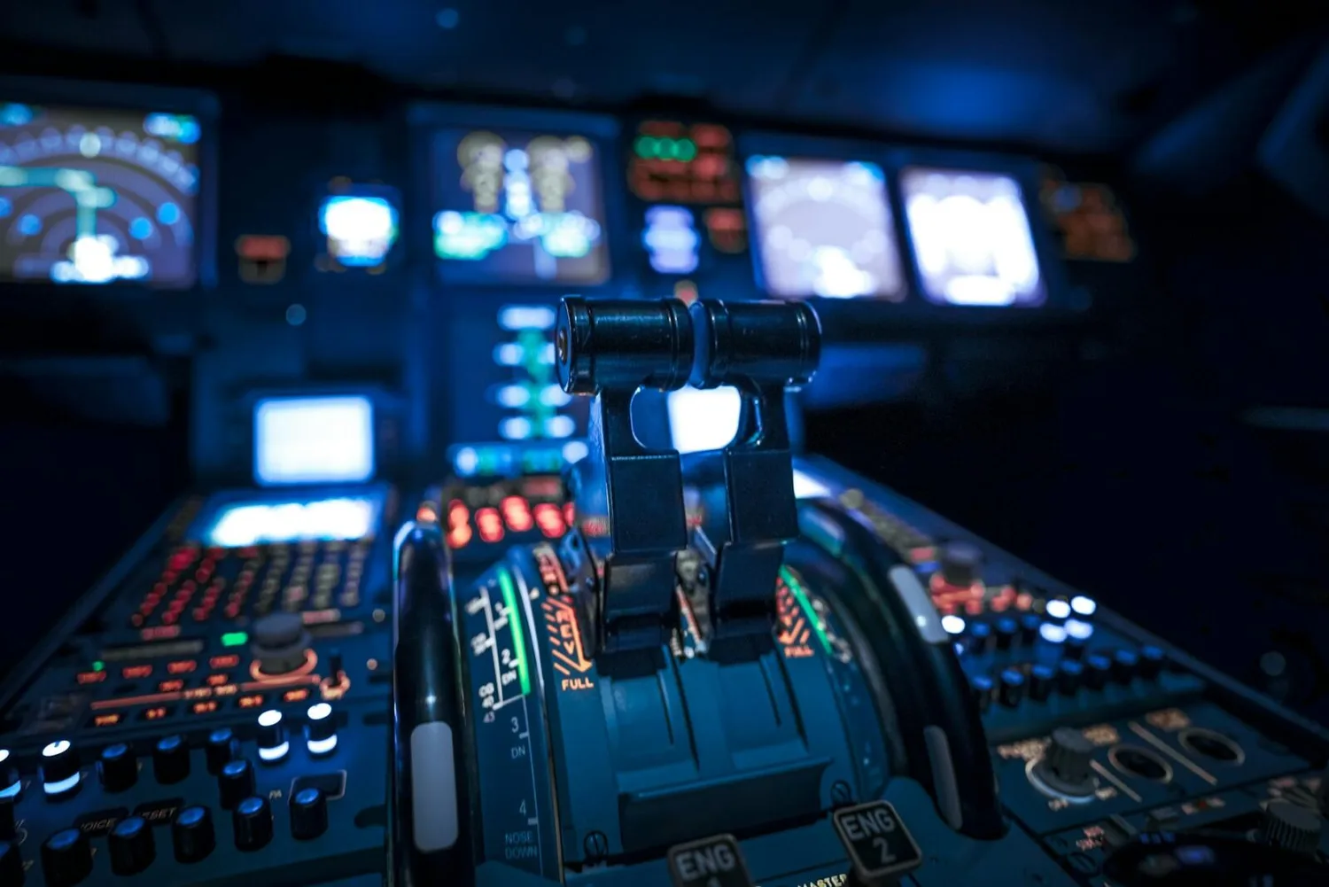 Cockpit eines Verkehrsflugzeugs mit Fokus auf Throttle-Schubhebel, beleuchtete Instrumententafeln und Schalttasten im Dämmerlicht, Symbolfoto für Vereinigung, Streik und Bilanz