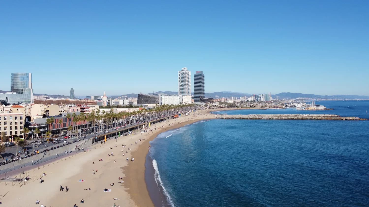 Strand und Skyline einer spanischen Küstenstadt aus der Luft fotografiert