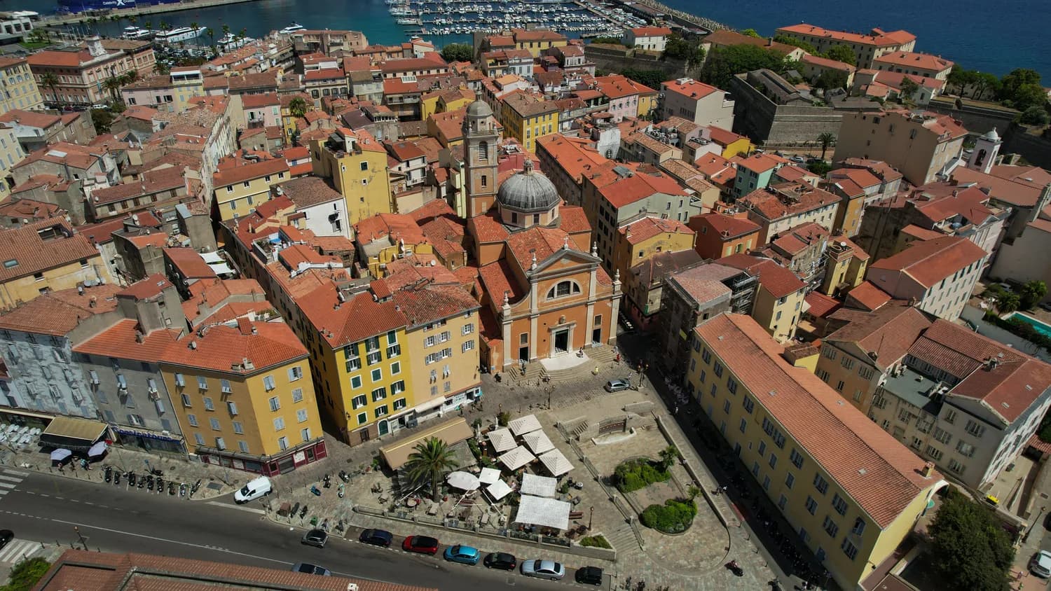 Luftaufnahme der historischen Altstadt von Ajaccio auf Korsika mit Platz, Kirche, engen Gassen und Hafen im Hintergrund