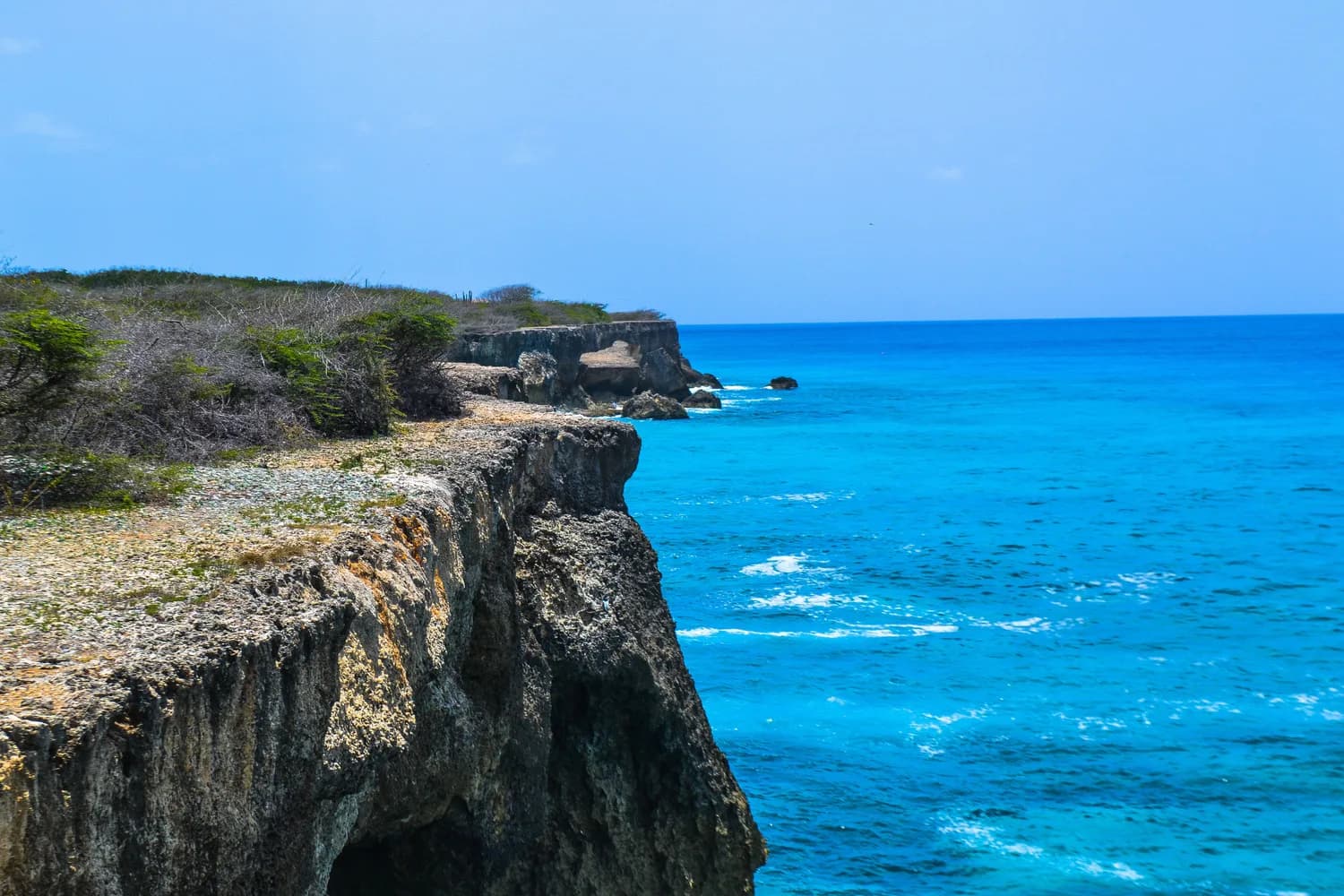 Steilküste von Curaçao mit zerklüfteten Kalkklippen und türkisfarbenem karibischem Meer