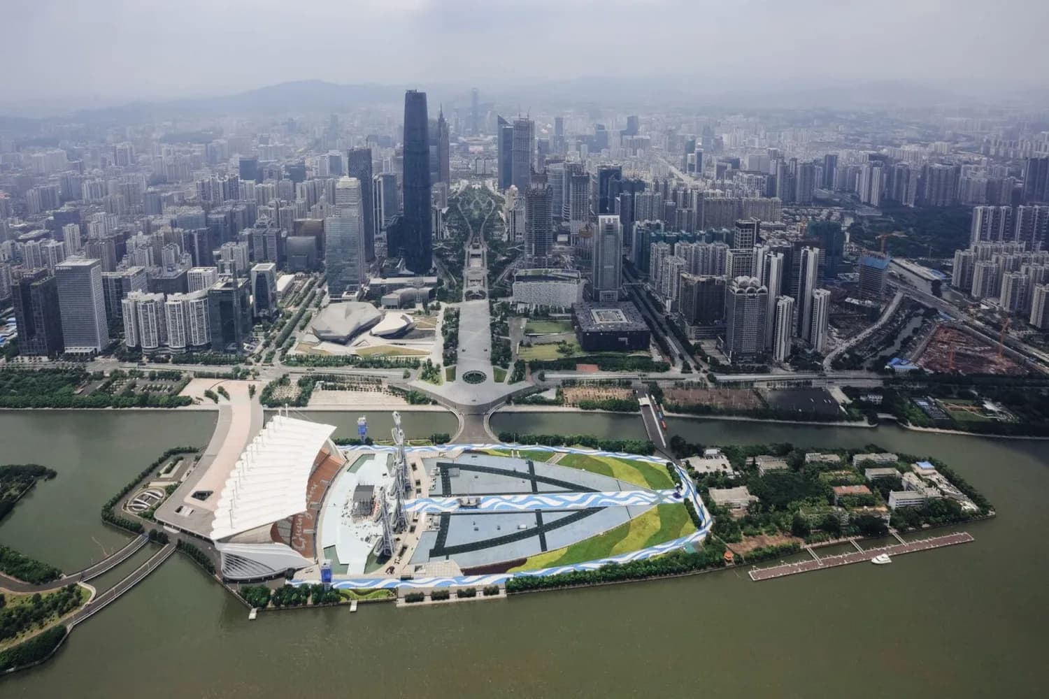 Luftaufnahme von Guangzhou mit Flussuferpark, modernem Konzerthaus und hoher Skyline im Finanzviertel