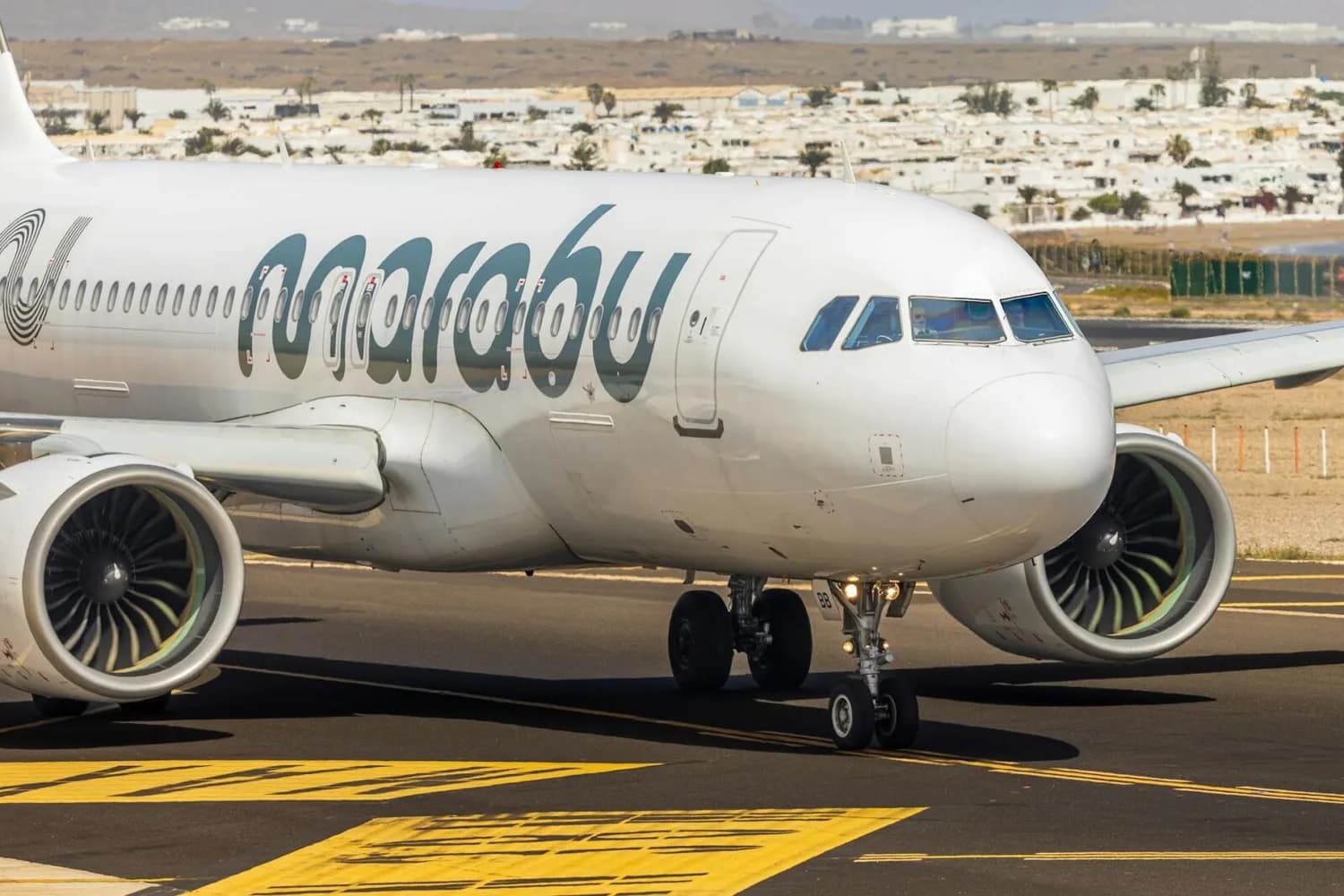 Marabu Airlines Passagierflugzeug am Taxiway mit sichtbarem Logo, Triebwerken und Fahrwerk