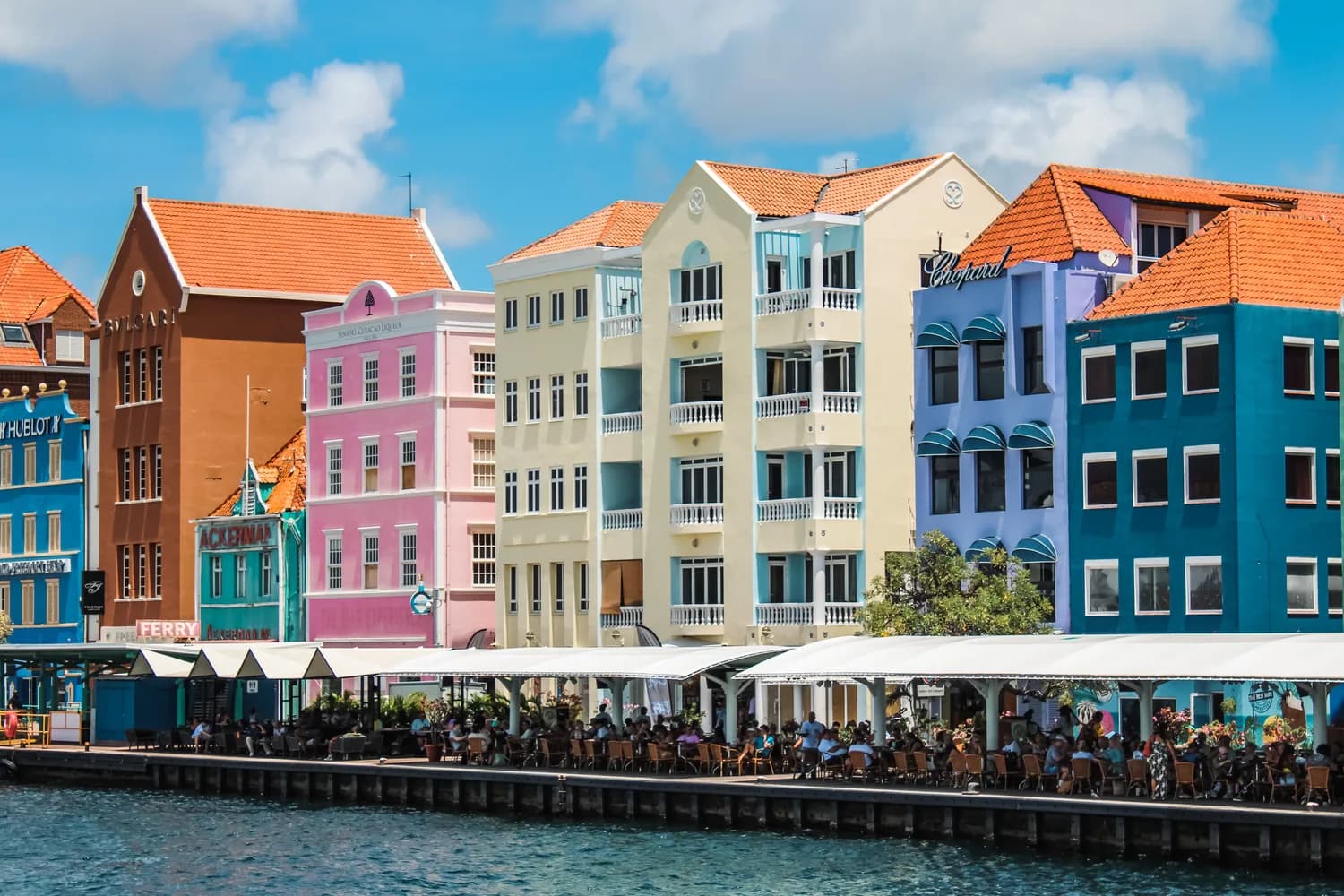 Bunte kolonialen Fassaden an der Wasserfront von Willemstad Curaçao mit Restaurants und Touristen
