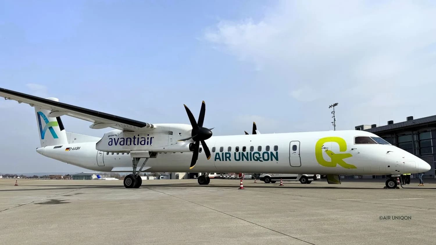 Bombardier Dash Q400 Turboprop mit Air Uniqon und Avantiair Branding auf dem Vorfeld, geparkt am Terminal