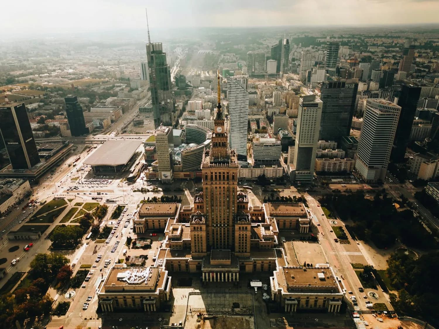 Luftaufnahme Warschau mit Kulturpalast im Vordergrund und moderner Skyline im Hintergrund