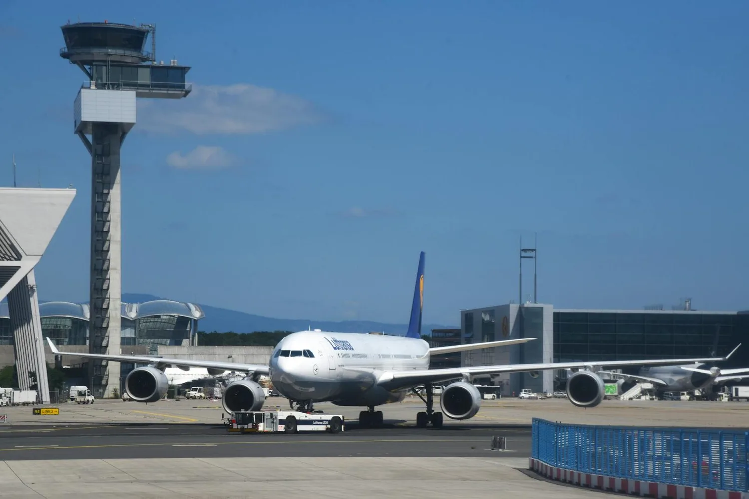 Lufthansa Großraumflugzeug am Vorfeld vor Tower und Terminal am Flughafen Frankfurt Fraport