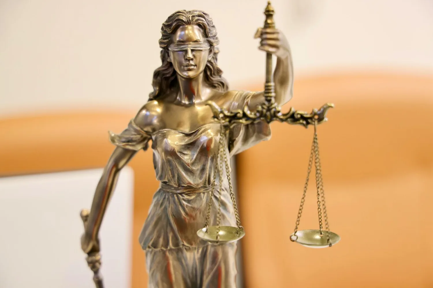 Justitia-Statue mit verbundenen Augen und Waage als Symbol für Recht und Gesetz