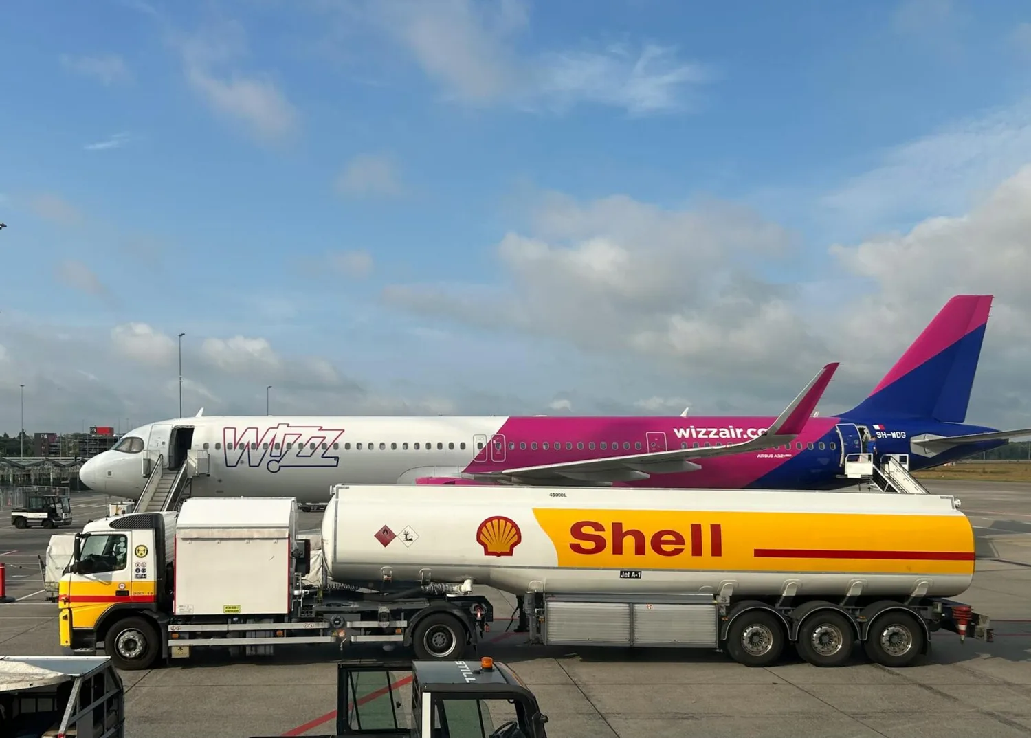 Wizz Air Passagierflugzeug am Gate, Shell Tanklastwagen betankt das Flugzeug mit Kerosin (Jet A-1)
