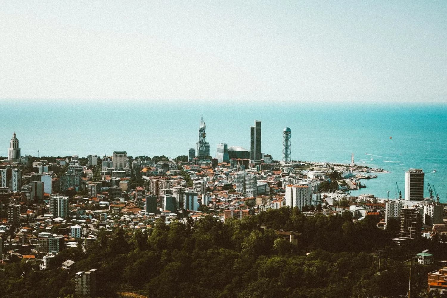 Panoramablick auf die Küstenstadt Batumi Georgien mit modernen Hochhäusern, Adjaraschwelle-Turm und schwarzem Meer im Hintergrund