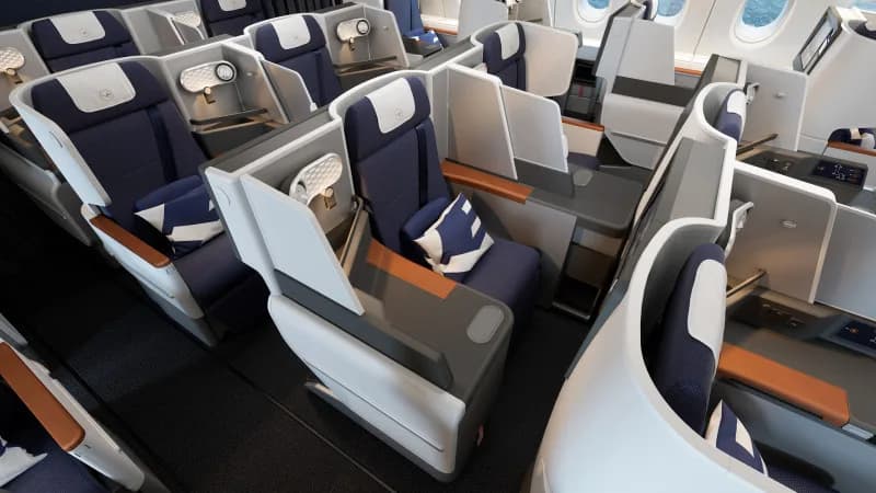 Lufthansa A380 Business Class Kabine mit privaten Sitzen in Lie-Flat-Anordnung, dunkelblauen Polstern und individuellen Trennwänden