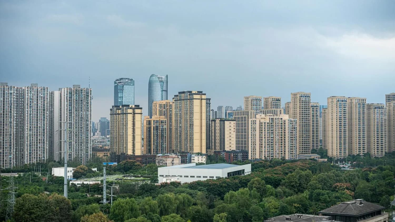 Panorama moderner Wohn- und Bürohochhäuser mit grünen Parkflächen in Chengdu, China