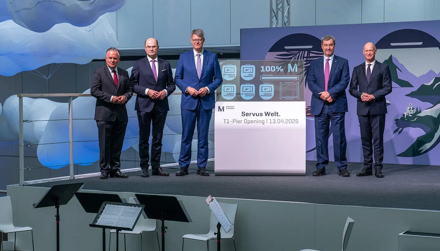 Das Foto zeigt von links: den Leiter des Referats für Arbeit und Wirtschaft der Landeshauptstadt München Dr. Christian Scharpf, den Bayerischen Finanzminister und Aufsichtsratsvorsitzenden der Flughafen München GmbH Albert Füracker, Bundesverkehrsminister Patrick Schnieder, den Bayerischen Ministerpräsidenten Dr. Markus Söder sowie den Vorsitzenden der Geschäftsführung der Flughafen München GmbH Jost Lammers.