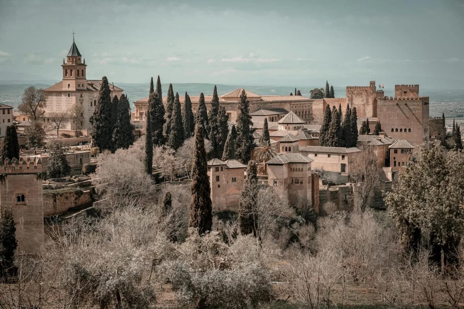 Alhambra in Granada mit maurischer Palastanlage, Türmen, Zypressen und Stadtblick