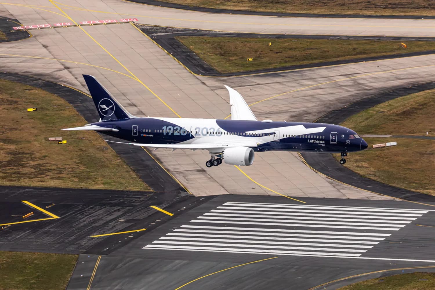Airbus A350 in spezieller Lufthansa-Jubiläumslackierung beim Landeanflug über Start- und Landebahn auf Flughafen