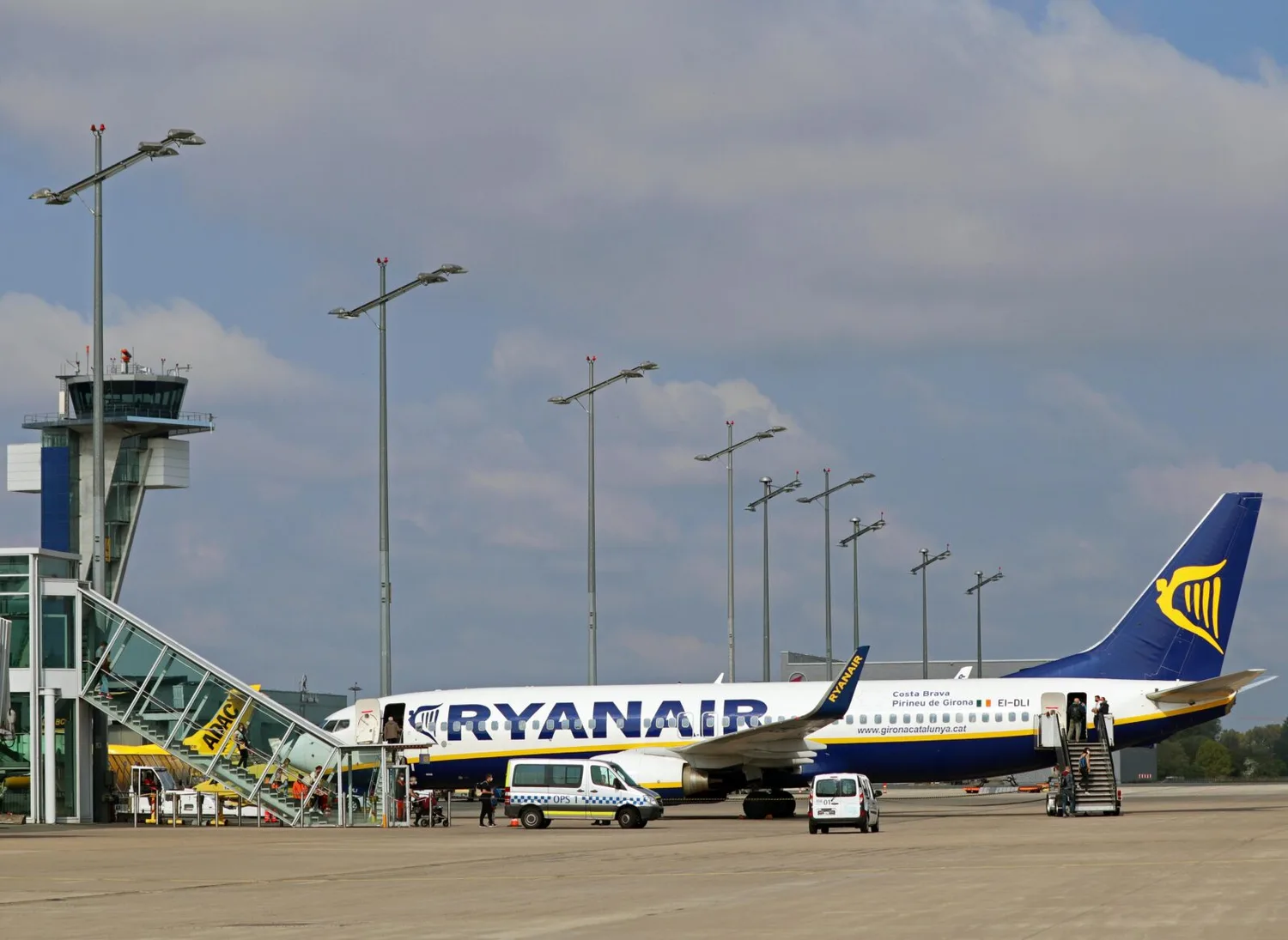Ryanair-Passagierflugzeug am Flughafen Nürnberger Vorfeld beim Boarding mit Treppe und Servicefahrzeugen, Abflug Richtung Rabat
