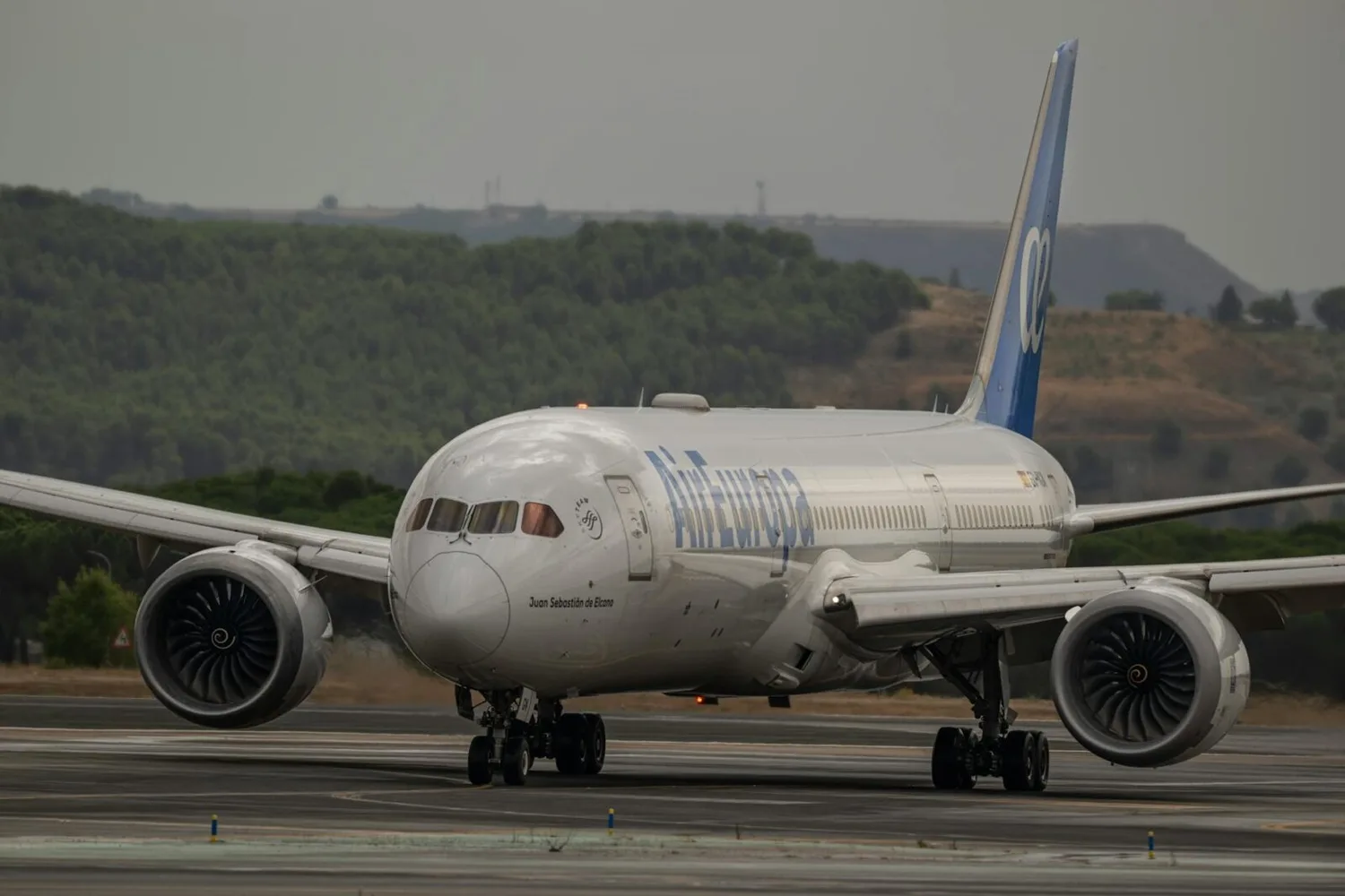 Air Europa Boeing 787 im Landeanflug auf Startbahn, Nahaufnahme des Rumpfs und Triebwerke, Flugverbindung Genf–Madrid