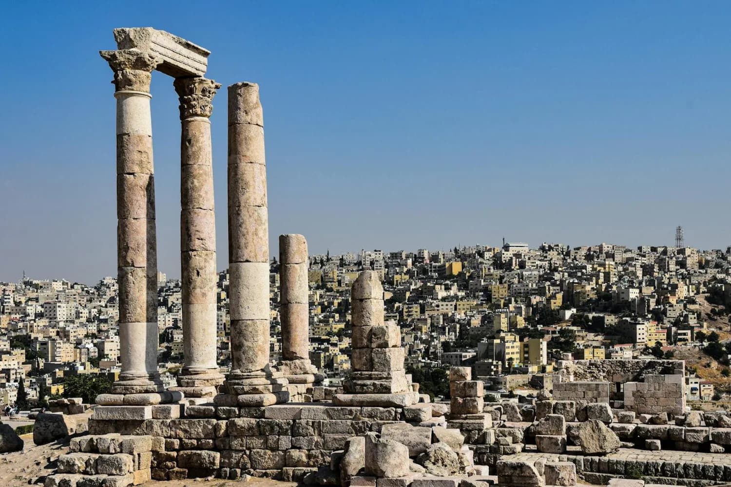 Römische Säulen der Zitadelle von Amman mit Blick auf die Wohngebäude der jordanischen Hauptstadt Amman